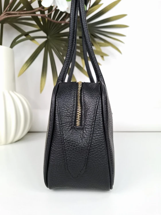 czarna torebka podłużna