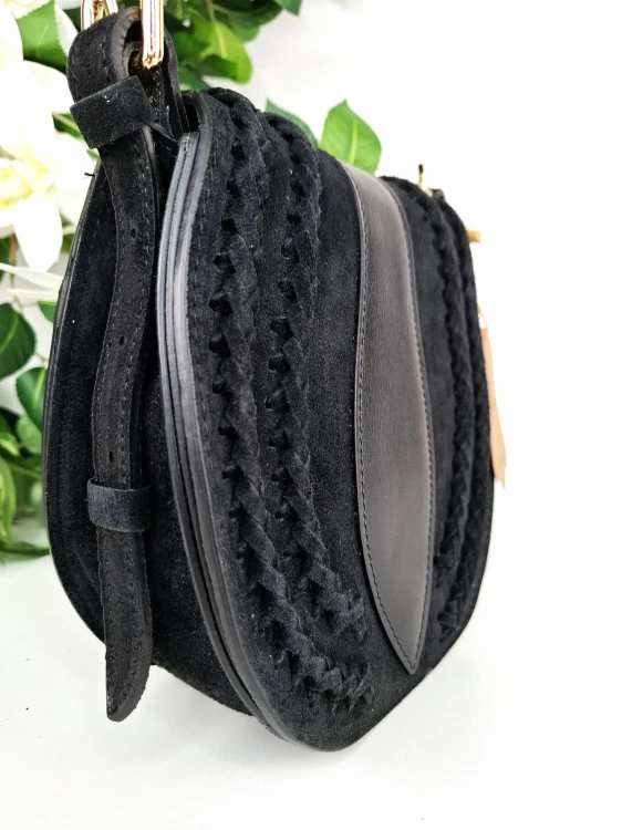 zamszowa torebka czarna podkówka z ozdobną klapką