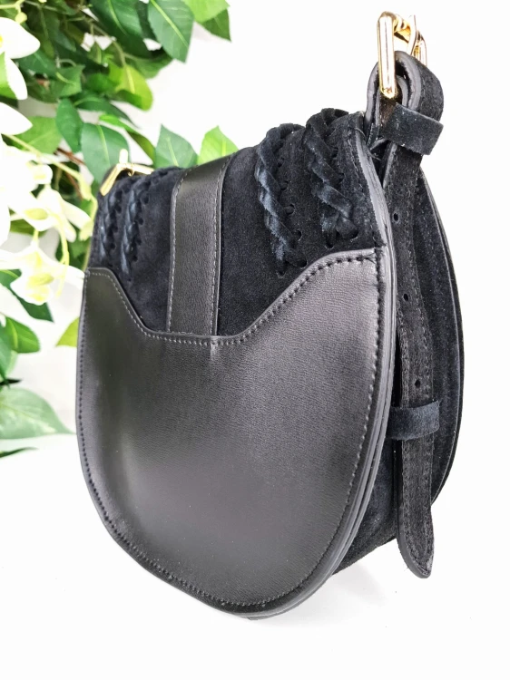 zamszowa torebka czarna podkówka z ozdobną klapką