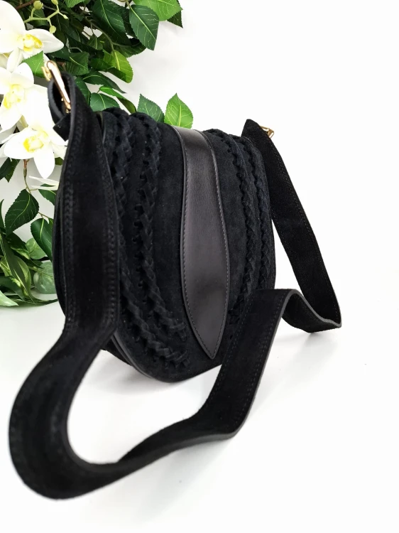 zamszowa torebka czarna podkówka z ozdobną klapką