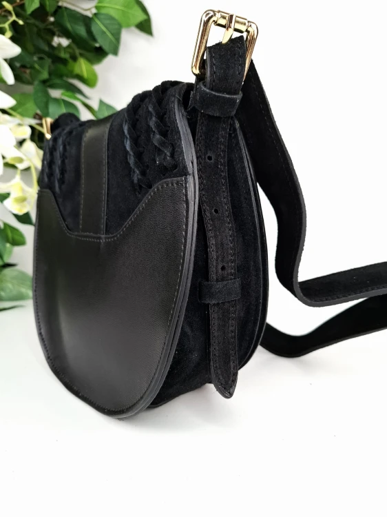 zamszowa torebka czarna podkówka z ozdobną klapką