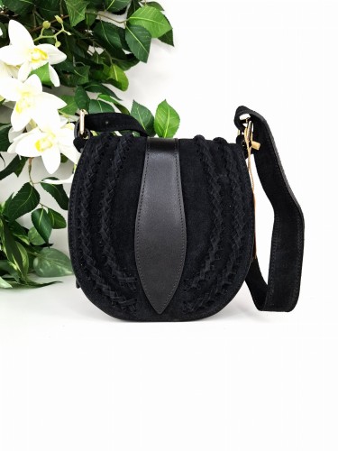 zamszowa torebka czarna podkówka z ozdobną klapką