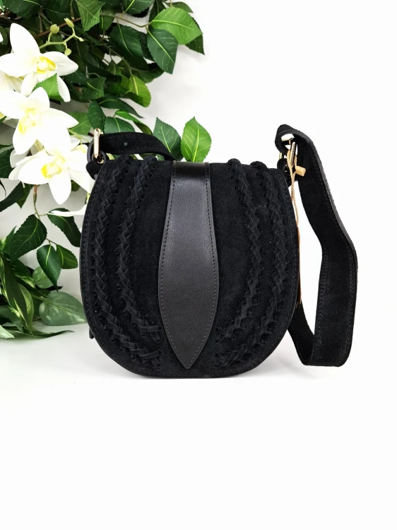 zamszowa torebka czarna podkówka z ozdobną klapką