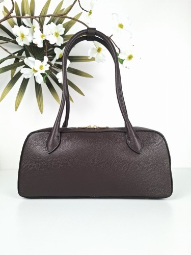 podłużna brązowa torebka