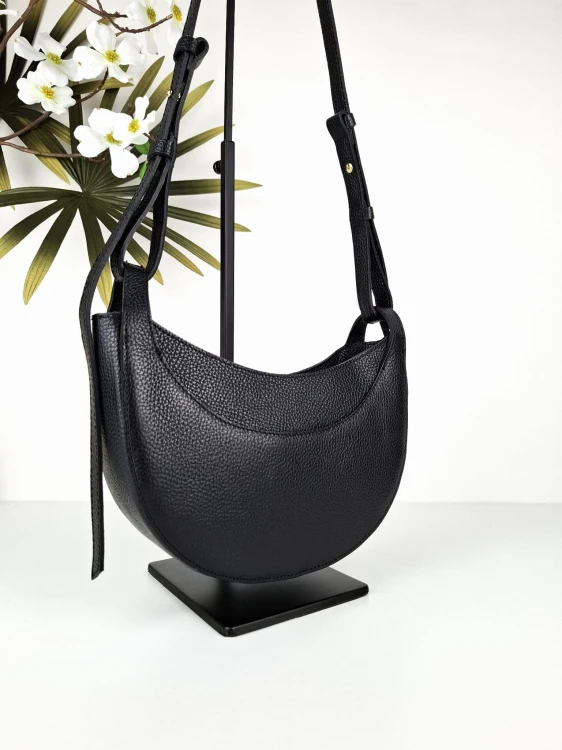 Czarna torebka skórzana damska łódka na ramię, elegancka listonoszka ze skóry naturalnej, modna klasyczna torebka miejska