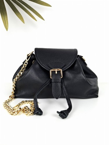 Elegancka torebka damska w kolorze czarnym, z groszkowej skóry i ozdobnym, złotym paskiem łańcuchowym.