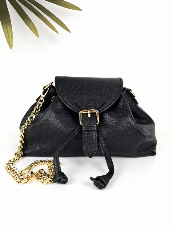 Elegancka torebka damska w kolorze czarnym, z groszkowej skóry i ozdobnym, złotym paskiem łańcuchowym.