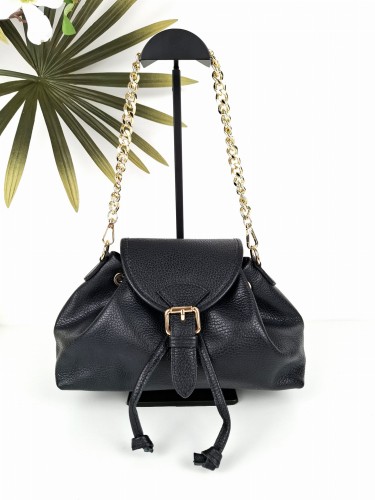 Czarna torebka damska skórzana z efektem worka i złotym łańcuszkiem, idealna do codziennych stylizacji. Vera Pelle