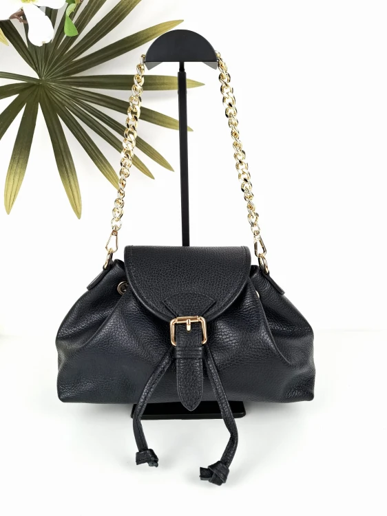 Czarna torebka damska skórzana z efektem worka i złotym łańcuszkiem, idealna do codziennych stylizacji. Vera Pelle