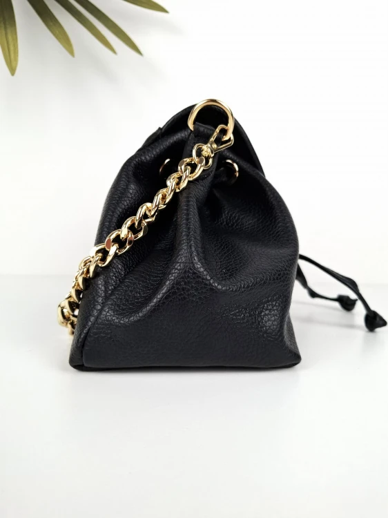Elegancka torebka damska w kolorze czarnym, z groszkowej skóry i ozdobnym, złotym paskiem łańcuchowym.