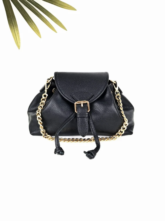 Elegancka torebka damska czarna ze skóry naturalnej, z modnym łańcuszkiem i klapką z klamrą.