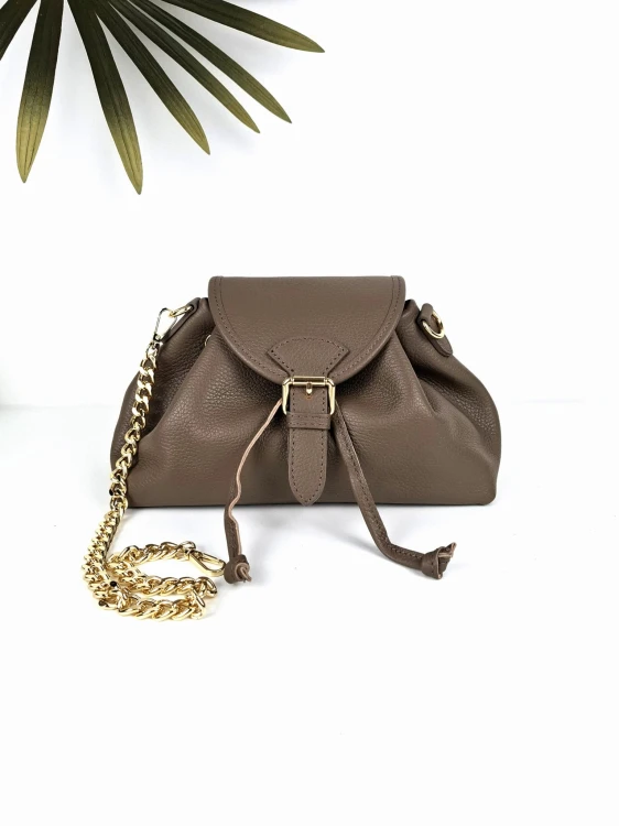 Elegancka torebka damska w kolorze beżowym, wykonana z groszkowej skóry naturalnej. Model na ramię ze złotym łańcuszkiem, idealny na wieczorne wyjścia.