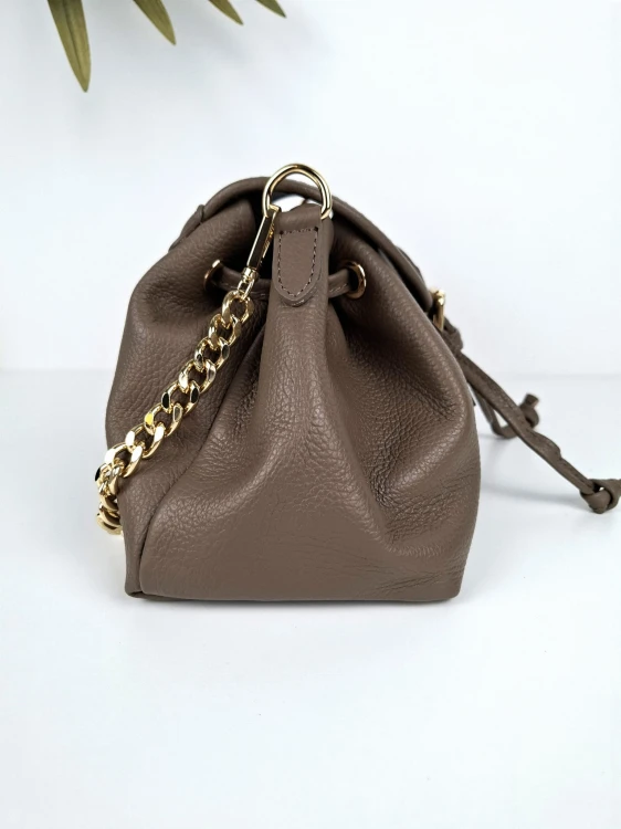 skórzana beżowa torebka ze złotym łańcuszkiem