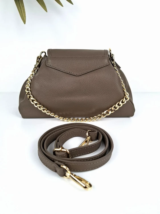 skórzana beżowa torebka damska z łańcuszkiem i paskiem
