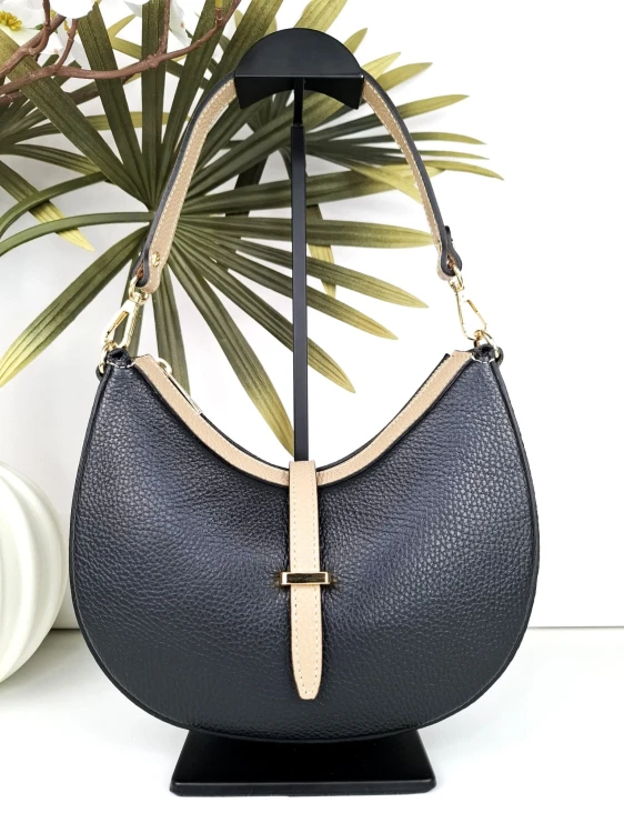 mała torebka czarna skóra naturalna z dwoma paskami