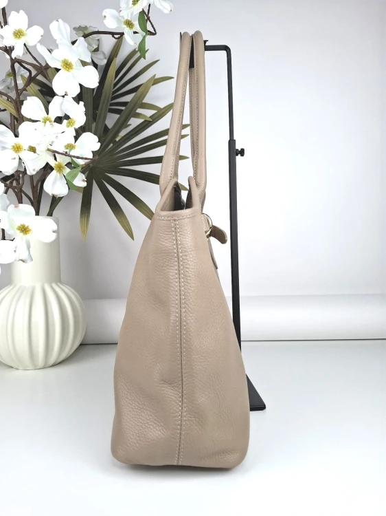 Torebka skórzana pojemna duża A4 skóra naturalna beżowa taupe widok z boku