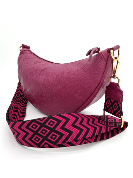 Różowa torebka damska skórzana vera pelle rogalik z ozdobnym paskiem