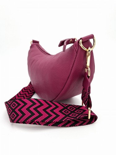 amarantowa różowa torebka skórzana damska z tkanym paskiem widok z boku