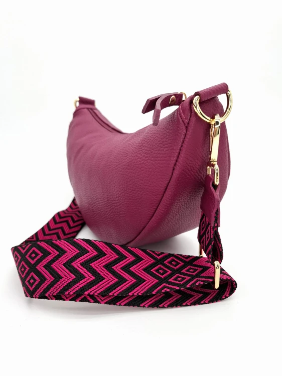 amarantowa różowa torebka skórzana damska z tkanym paskiem widok z boku