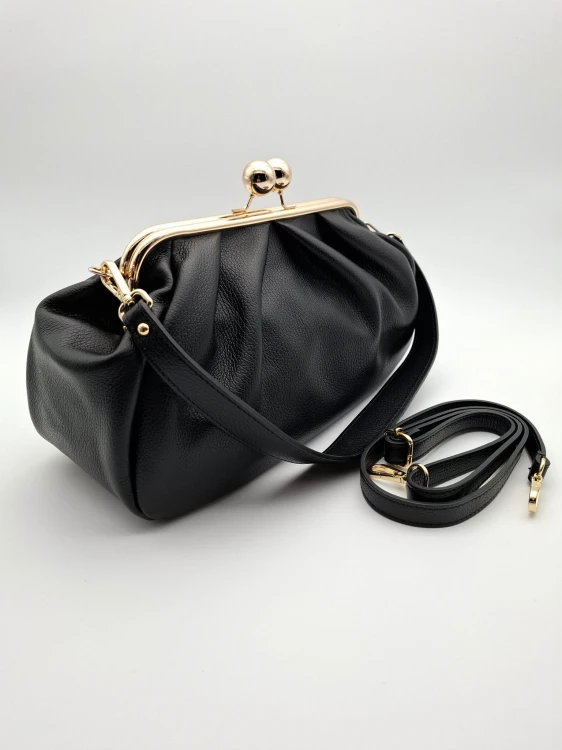 Czarna skórzana torebka na ramię z paskiem – model na bigiel od Butik Hrabina