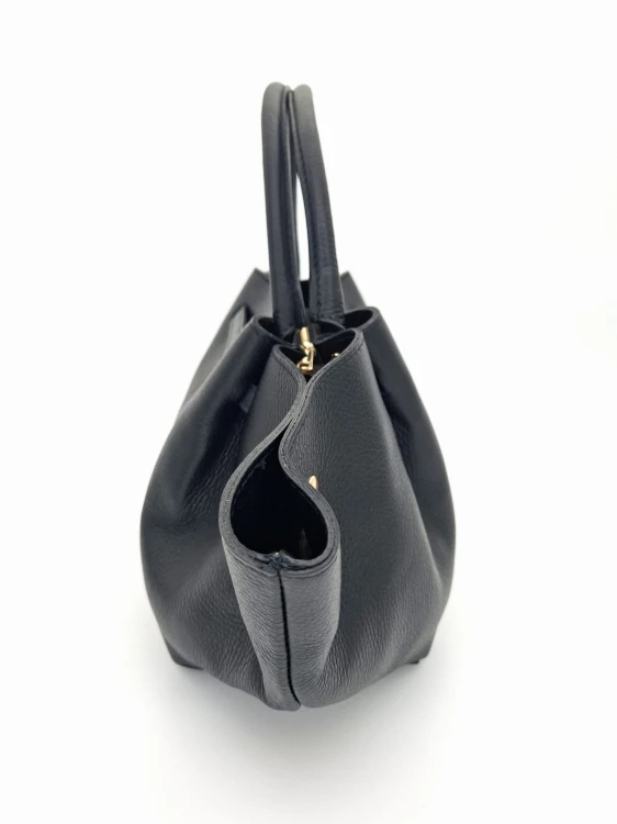 czarna skorzana torebka nietoperz vera pelle