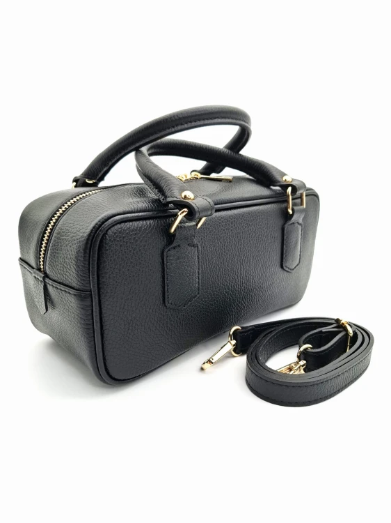 czarna torebka podłużna