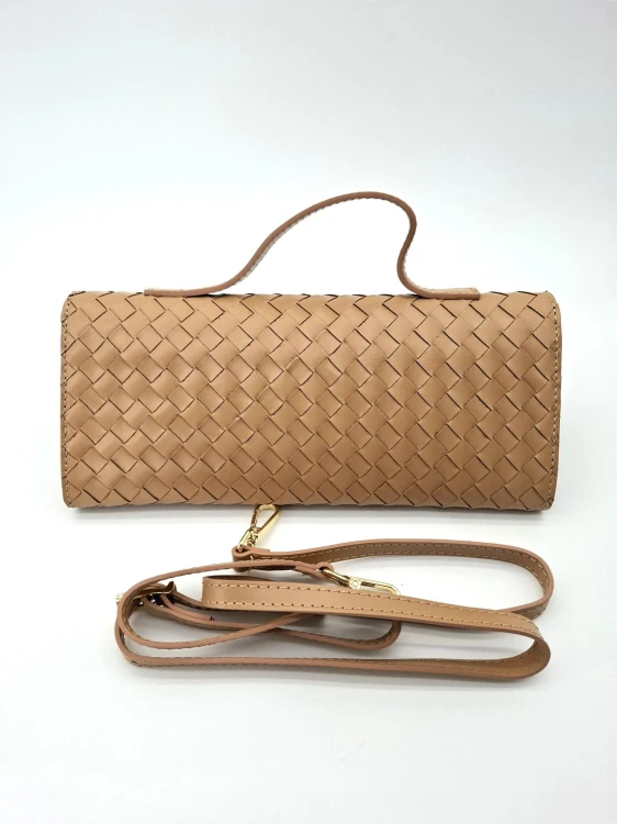kopertówka skórzana jasnobrązowa piaskowa widok na tył torebki