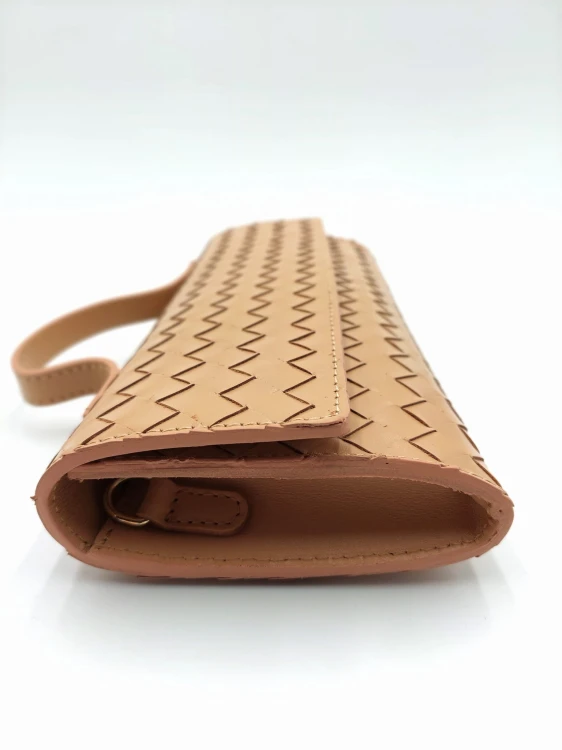 torebka damska skórzana elegancka kopertówka skóra przeplatana nappa widok z boku