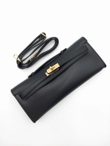 Czarna torebka wieczorowa ze skóry naturalnej, z eleganckimi złotymi okuciami, idealna na specjalne okazje Vera Pelle