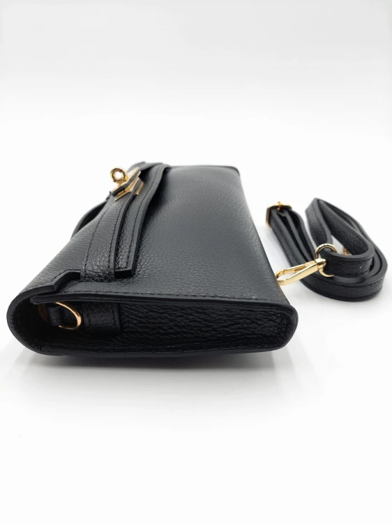 torebka skórzana czarna wizytowa widok z boku z paskiem złote okucia