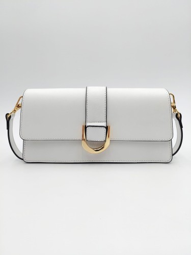 Elegancka biała torebka kopertówka ze skóry naturalnej ze złotym zapięciem na białym tle.