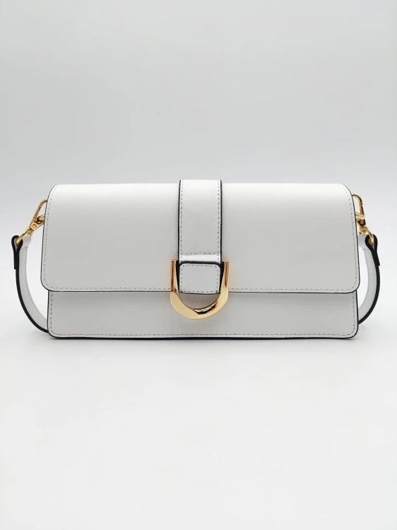 Elegancka biała torebka kopertówka ze skóry naturalnej ze złotym zapięciem na białym tle.