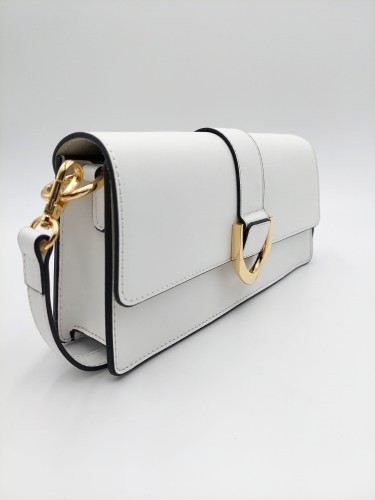 Biała skórzana torebka wizytowa o sztywnej konstrukcji widziana z boku, złote karabińczyki.