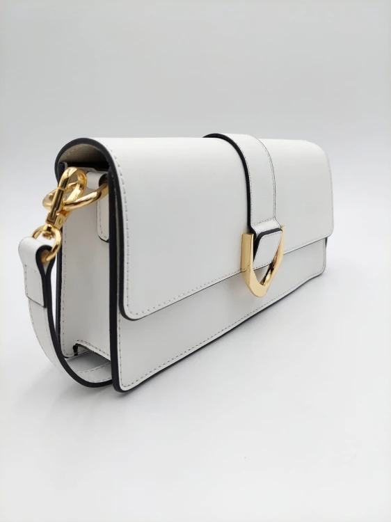 Biała skórzana torebka wizytowa o sztywnej konstrukcji widziana z boku, złote karabińczyki.