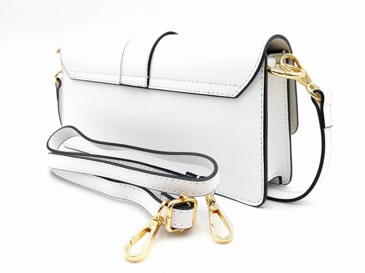 Tył białej torebki wieczorowej z dołączonym długim, regulowanym paskiem skórzanym.