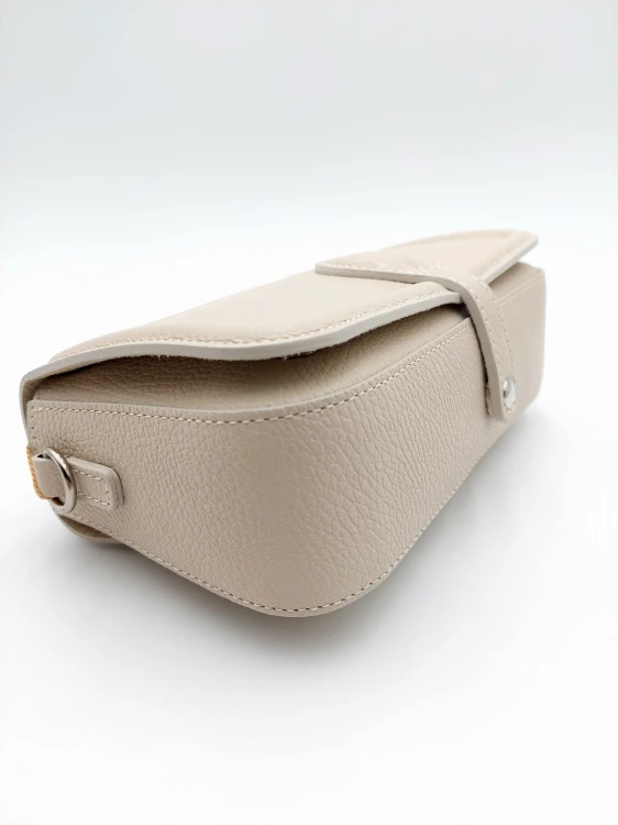 Włoska beżowa ecru torebka skórzana do ręki lub na ramię z fantazyjną klapką