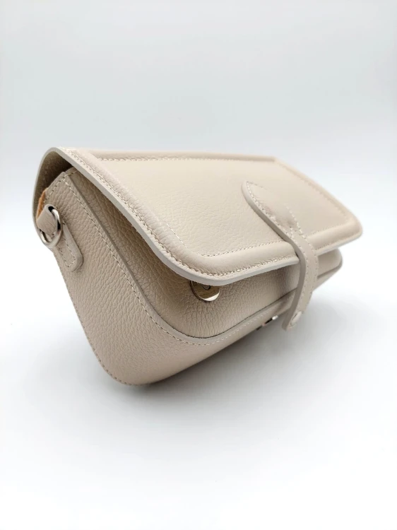 Bok eleganckiej torebki pudełkowej ze skóry naturalnej, widoczne precyzyjne wykończenie krawędzi.