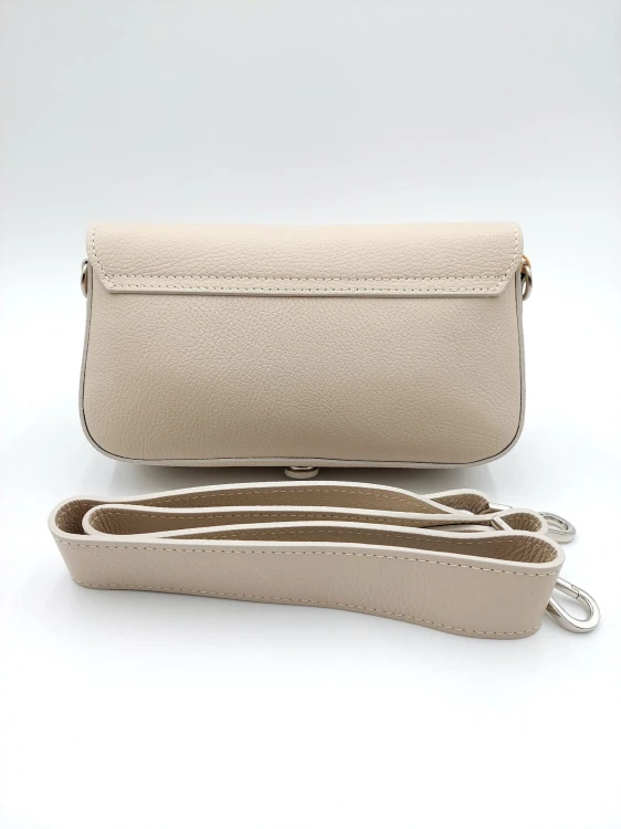 Tył wizytowej torebki skórzanej w kolorze beżowym, widoczna faktura skóry groszkowej i srebrne okucia