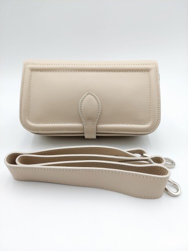 Skórzana kopertówka w kolorze ecru  z odpinanym, regulowanym paskiem na ramię, widok od przodu.