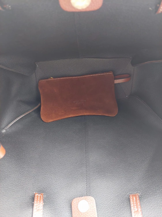 wnętrze torebki shopper brązowej zamszowej Vero XL widok na saszetkę