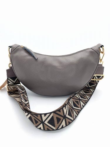 włoska skórzana torebka na ramię w kolorze ciemnego fango taupe kształt księżyca