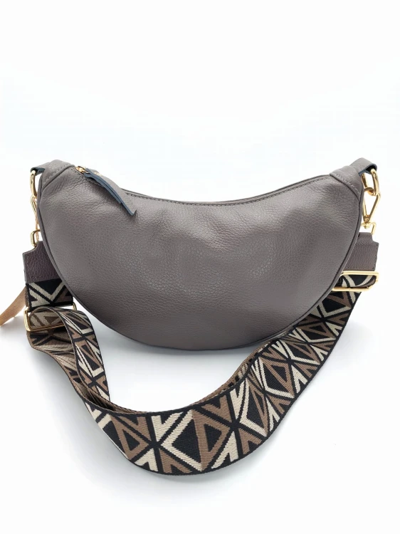 włoska skórzana torebka na ramię w kolorze ciemnego fango taupe kształt księżyca