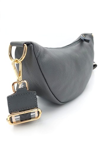 Zbliżenie na złote okucia i strukturę skóry szarej torebki typu księżyc