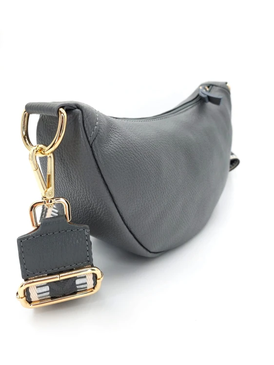 Zbliżenie na złote okucia i strukturę skóry szarej torebki typu księżyc