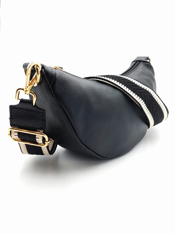 Boczny profil czarnej skórzanej torebki ze złotymi okuciami i regulowanym paskiem