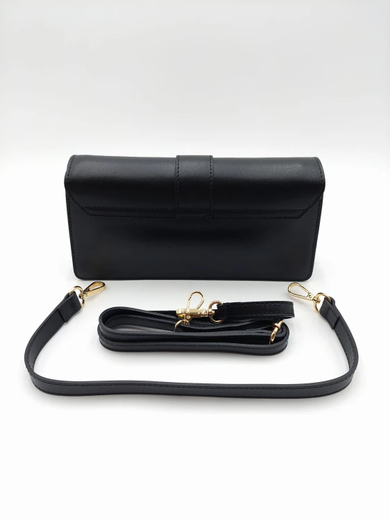 elegancka torebka czarna z dwoma paskami oraz złotymi okuciami, widok z tyłu
