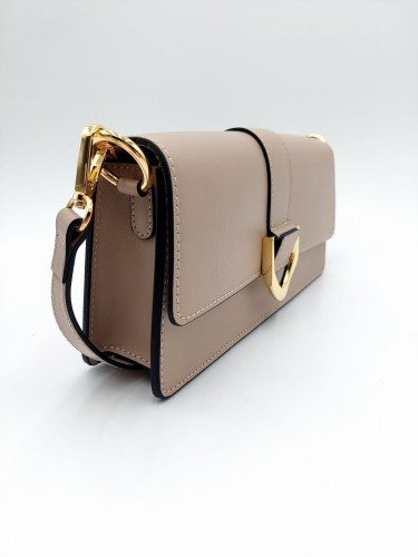 Widok z boku na beżową skórzaną torebkę. Detale: czarne wykończenie brzegów oraz złote karabińczyki mocujące pasek. Usztywniana konstrukcja sprawia, że torebka zachowuje swój piękny kształt nawet przy codziennym użytkowaniu.