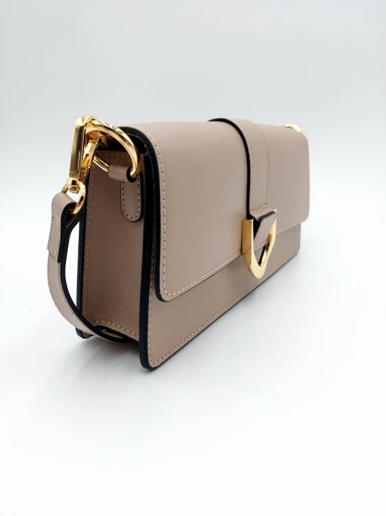 Widok z boku na beżową skórzaną torebkę. Detale: czarne wykończenie brzegów oraz złote karabińczyki mocujące pasek. Usztywniana konstrukcja sprawia, że torebka zachowuje swój piękny kształt nawet przy codziennym użytkowaniu.