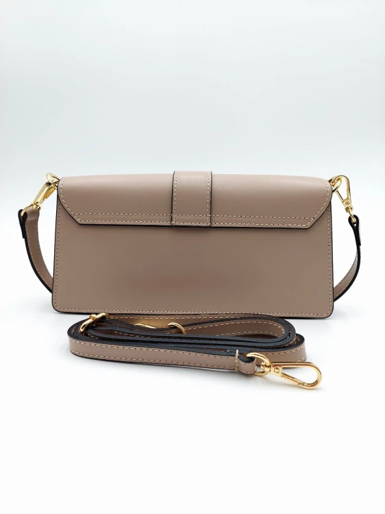 Tył beżowej torebki z widocznym dodatkowym, długim paskiem. Włoska skóra naturalna i złote okucia. Dzięki dwóm paskom torebka jest niezwykle uniwersalna – noś ją w ręku lub wygodnie na ramieniu jako listonoszkę. (227 znaków)