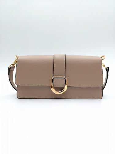 Beżowa torebka wizytowa z naturalnej skóry włoskiej. Elegancka klapa ze złotą klamrą w kształcie podkowy. Klasyczny, prostokątny fason idealny na co dzień i do eleganckich kreacji. Gładka faktura i wysoka jakość wykonania